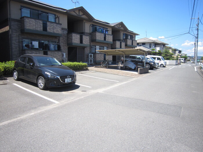 【福山市川口町のアパートの駐車場】