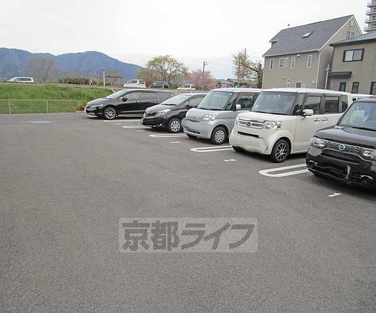 【亀岡市千代川町今津のアパートの駐車場】