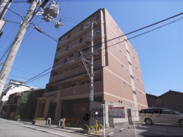 京都市東山区山田町のマンションの建物外観