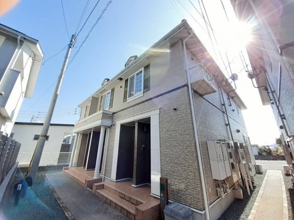 松山市鴨川のアパートの建物外観