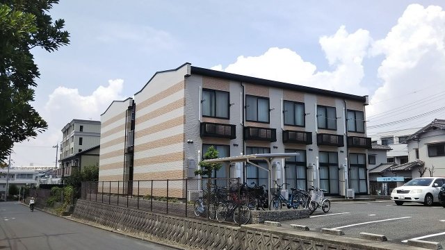 【レオパレス虹の架け橋の建物外観】