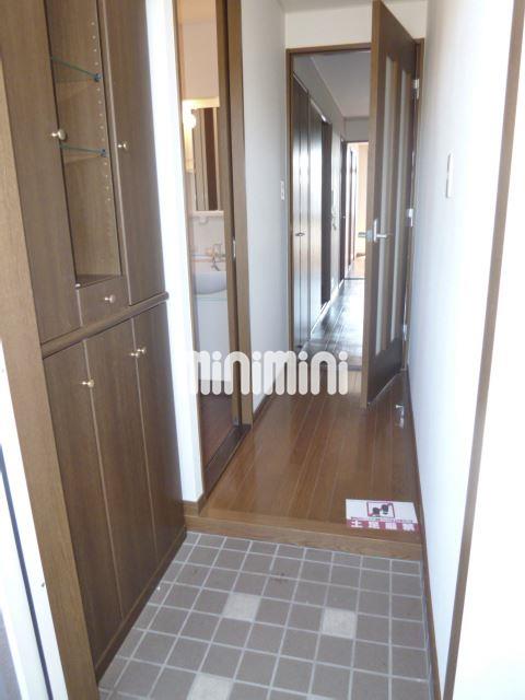 玄関　下駄箱完備の玄関です。