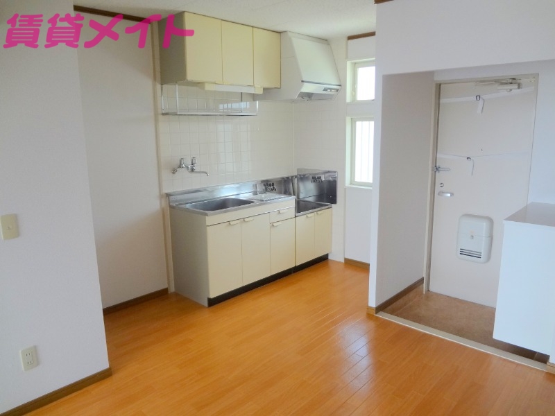 居室・リビング　同物件別室の写真です