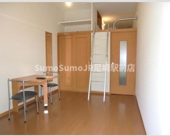 居室・リビング　こちらのリビングで趣味の時間をお楽しみください