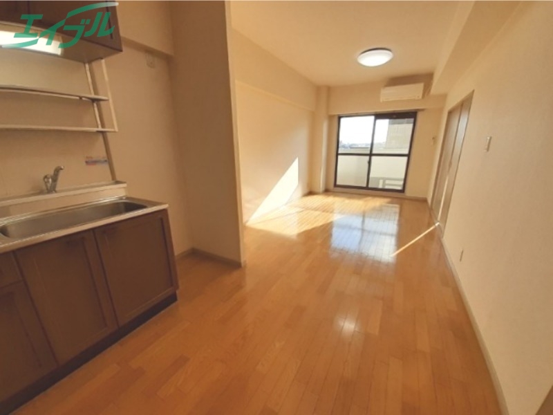 居室・リビング　同物件別室写真