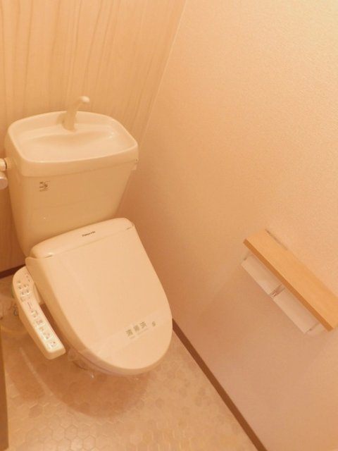 トイレ　同物件別号室の写真です。