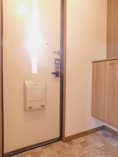 玄関　同物件別号室の写真です。