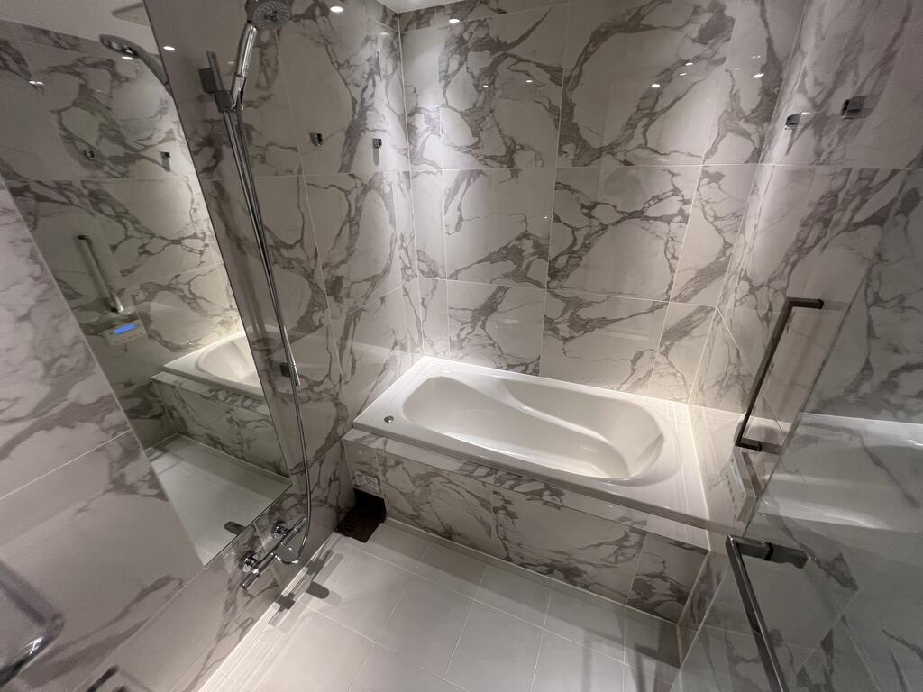 バス・シャワールーム　広々としたバスルームです