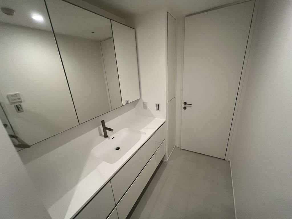 洗面設備　ゆったりとした洗面スペースが魅力です