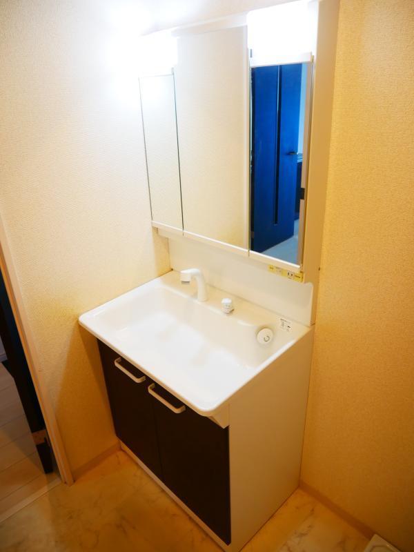 洗面設備　明るい洗面所です