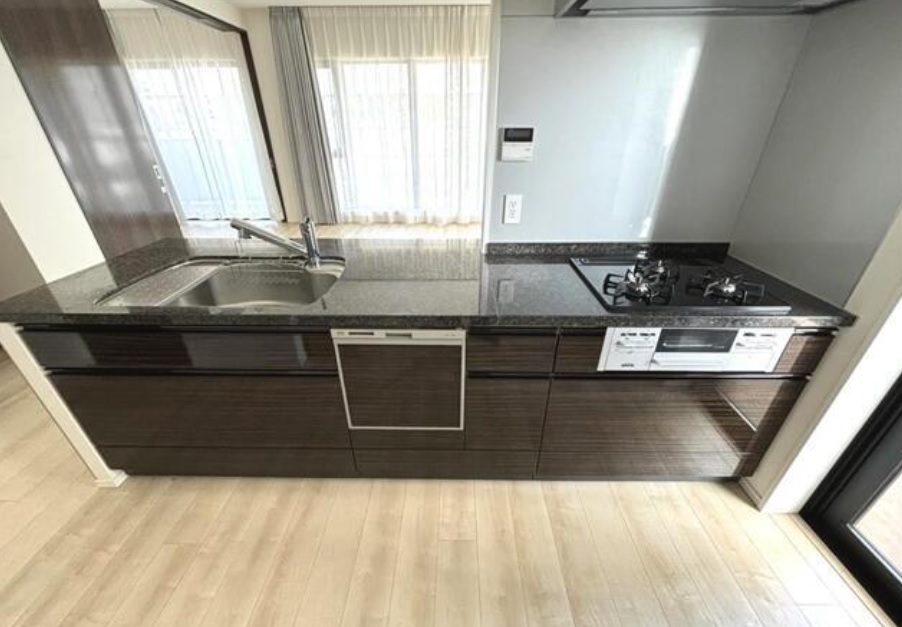 キッチン　※参考写真（同建物の別のお部屋のお写真となります）