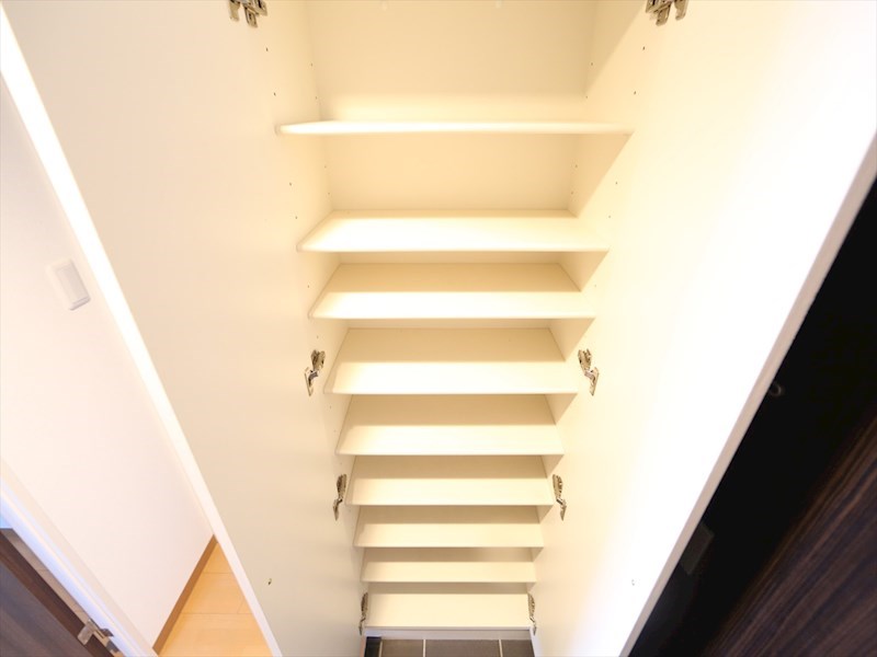 玄関　玄関　シューズボックス付（収納充実してます）