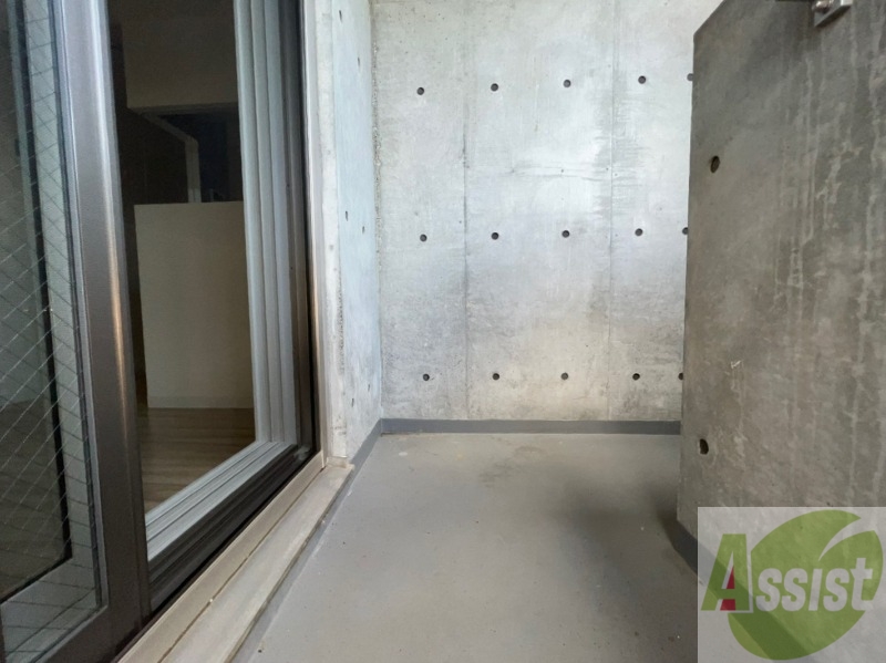 バルコニー　バルコニーは幅があり、広い印象を受けました。