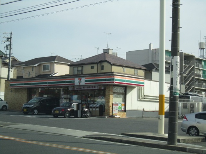 コンビニ　セブンイレブン（コンビニ）まで551m