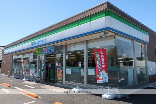 コンビニ　ファミリーマート（コンビニ）まで675m