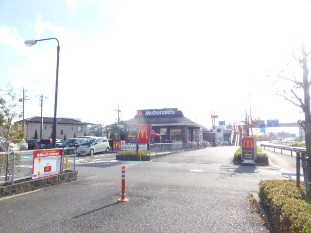 飲食店　マクドナルド ４号線バイパス下間久里店（飲食店）まで568m