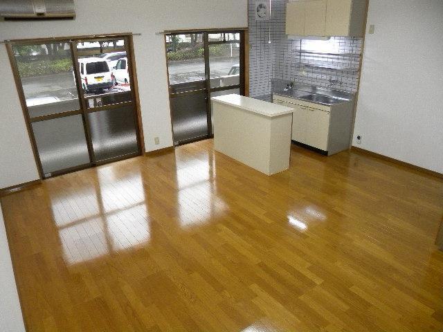 居室・リビング　１０１号室の写真を使用しています。