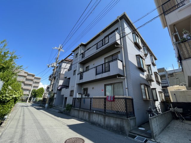 建物外観　三方向角部屋！エアコン２台付！