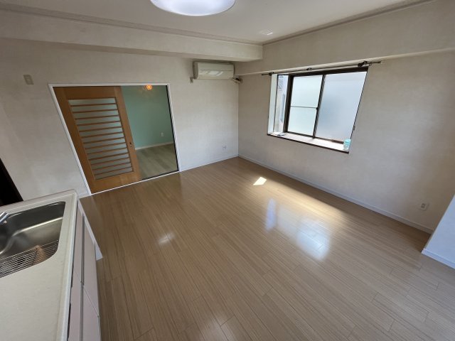 居室・リビング　２方向に窓があって、明るいリビング☆