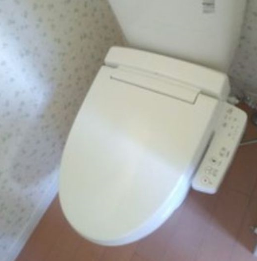 トイレ　洗浄機能付き便座でお掃除ラクラク♪