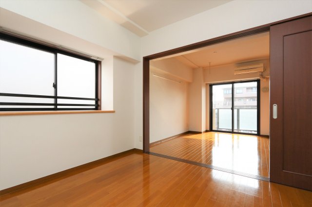 居室・リビング　参考写真（同物件別部屋）