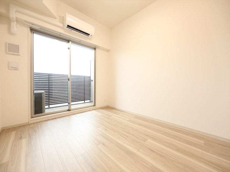 居室・リビング　洋室6.7帖　エアコン完備　バルコニー