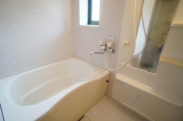 バス・シャワールーム　窓付きのバスルーム♪換気もできて気持ちいいです♪