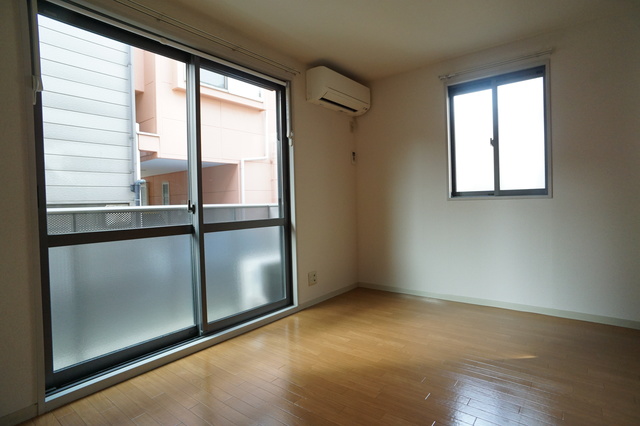 居室・リビング　２面採光なので、暖かな日差しが注ぐ明るいお部屋です♪