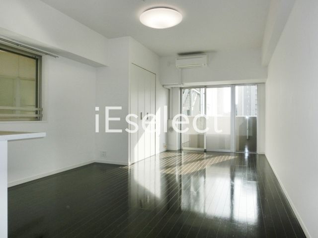 居室・リビング　大きなソファやテーブル等置いても大丈夫なくらい広いです♪