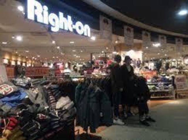 ショッピングセンター　ライトオンイオンモール茨木店（ショッピングセンター）まで962m