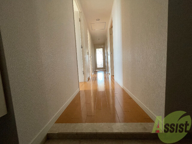 玄関　玄関からの目線です。光が差し込む素敵なお部屋ですよ。