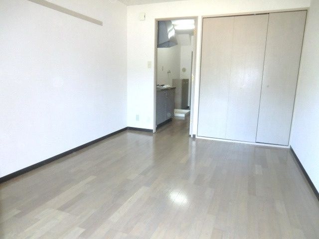 居室・リビング　明るい洋室6.8帖
