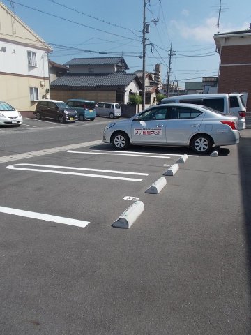 駐車場　駐車場があるので、車を買う予定の方も安心です