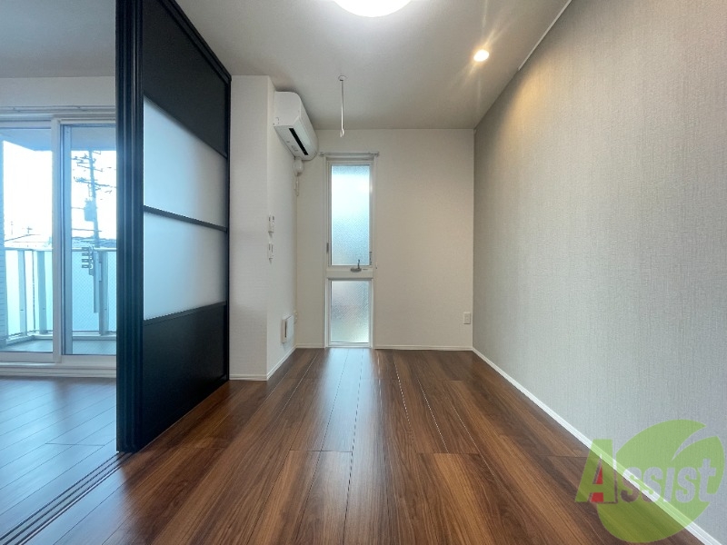 その他部屋・スペース　寝室にはこちらの５．１帖の洋室をご活用下さい。