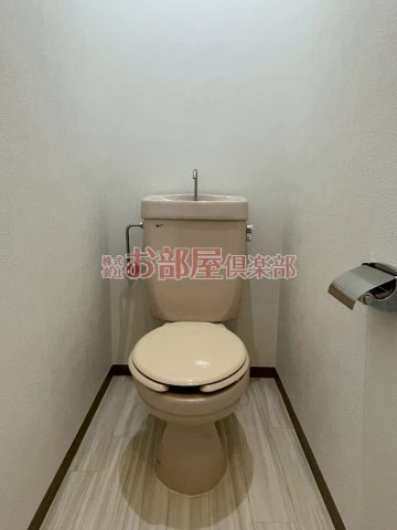 トイレ　落ち着いた色調のトイレです