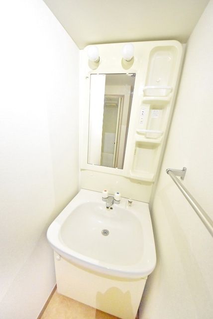 洗面設備　実際のお部屋は反転タイプです