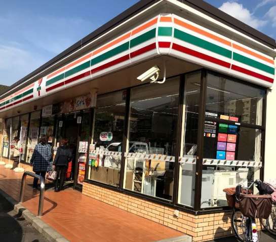 コンビニ　セブンイレブン（コンビニ）まで407m