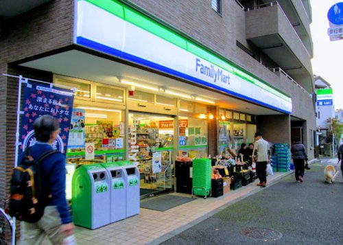 コンビニ　ファミリーマート 世田谷北沢四丁目店（コンビニ）まで401m