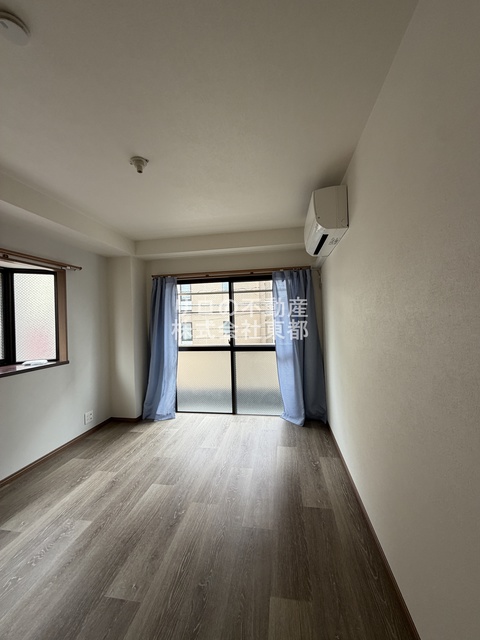 居室・リビング　２面採光なので、明るく風通しのよい過ごしやすいお部屋です♪