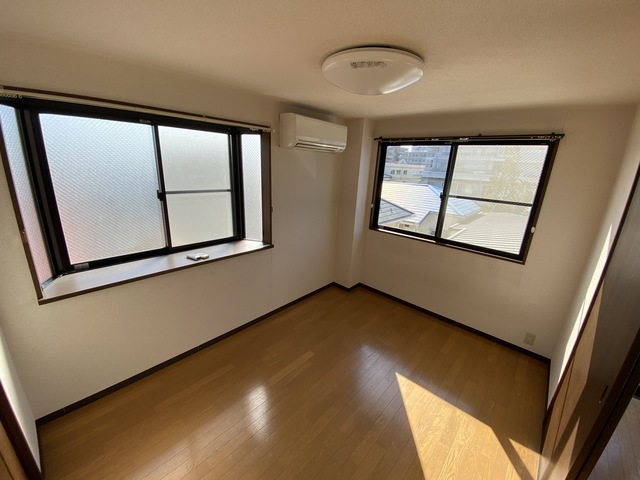 居室・リビング　２面採光の明るいお部屋です。