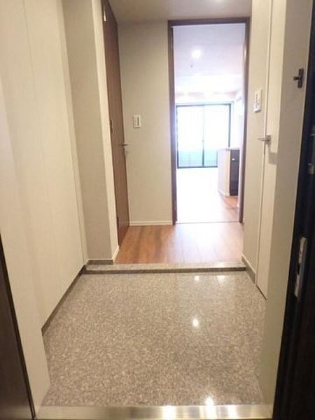 玄関　写真は同タイプ住居です。