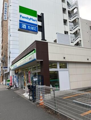 コンビニ　ファミリーマート南森町駅前店（コンビニ）まで38m