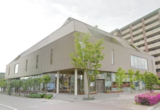 図書館　町田市立鶴川駅前図書館（図書館）まで616m