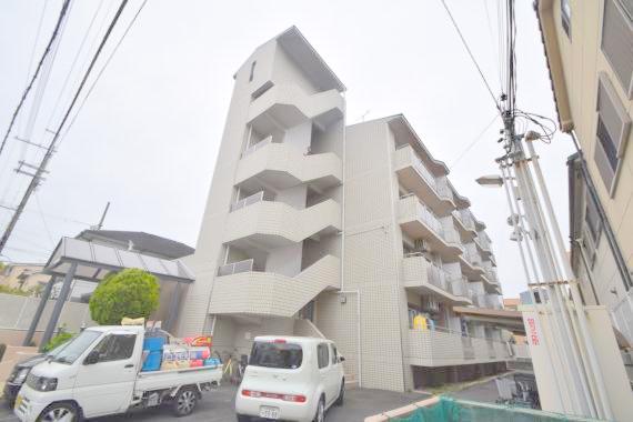 建物外観　落ち着いた色合いの綺麗なマンションです。