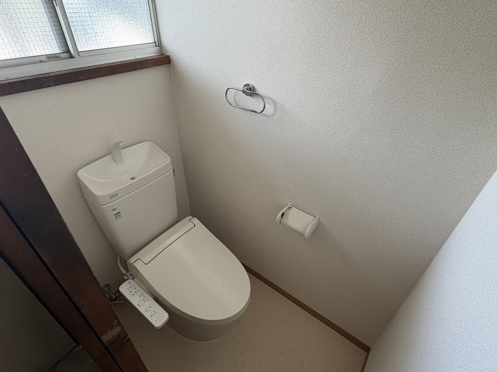 トイレ　嬉しいウォシュレット完備　こちらも新品です。