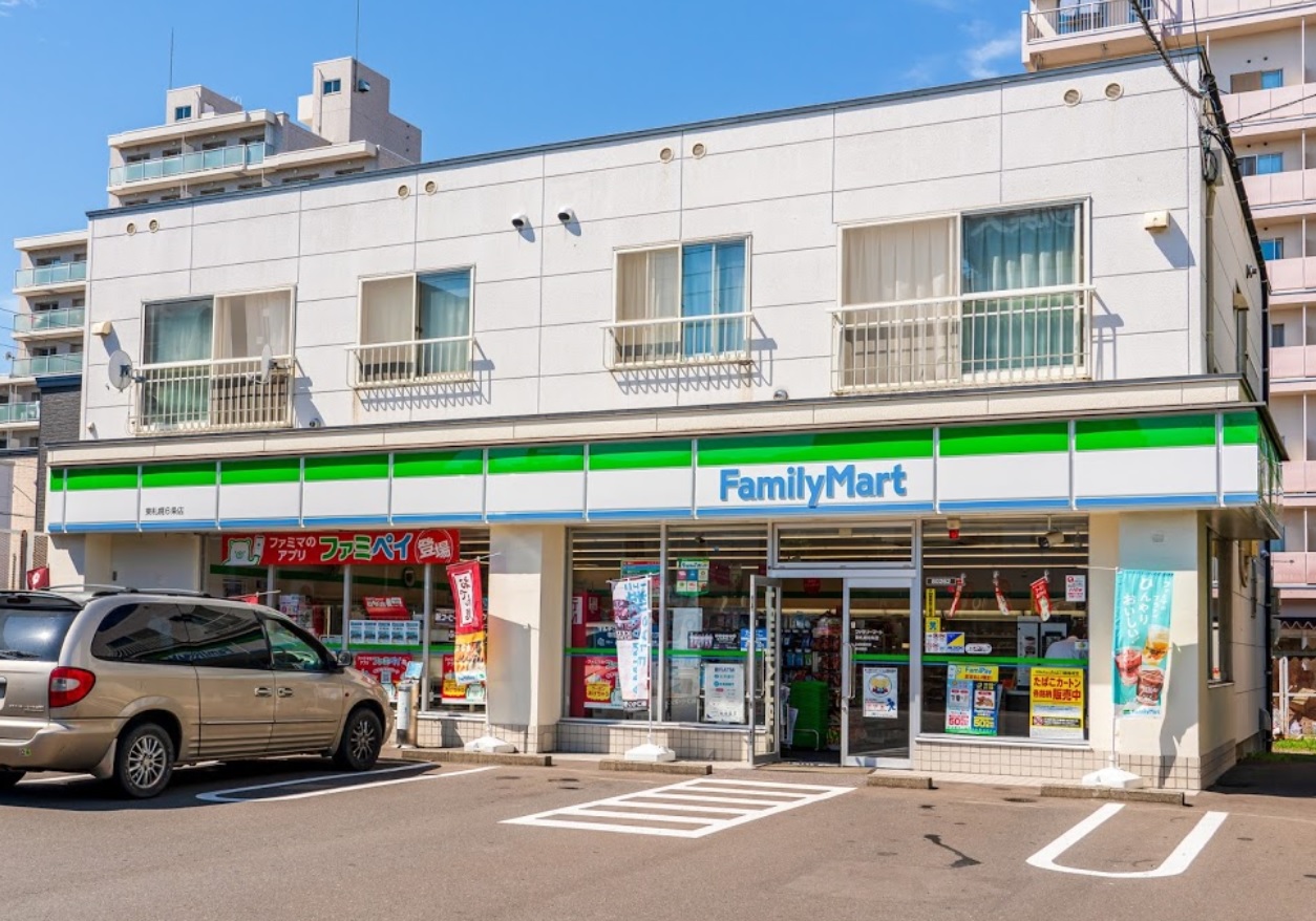 コンビニ　ファミリーマート東札幌6条店（コンビニ）まで342m