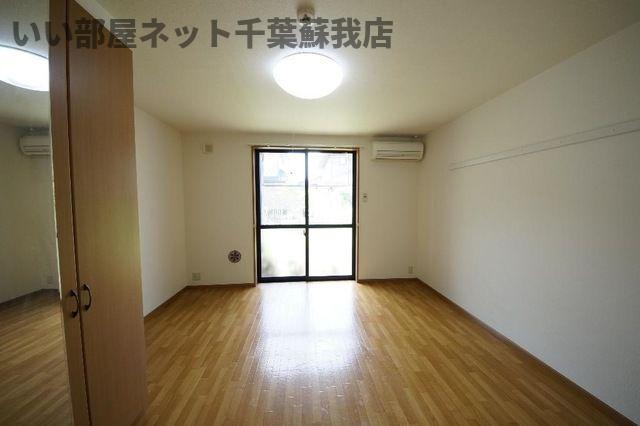 居室・リビング　落ち着いた色調の洋室です