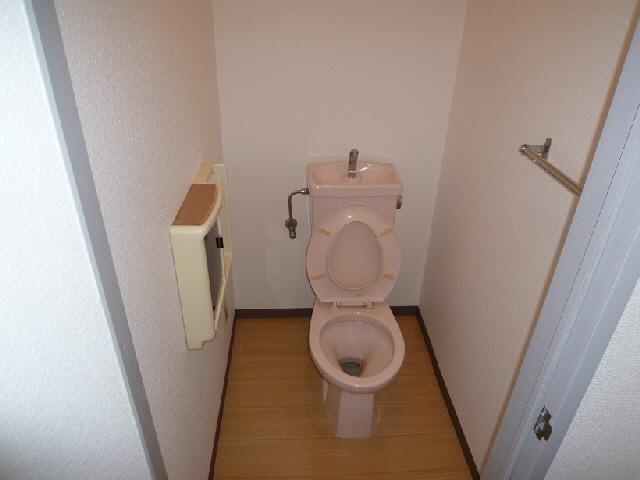 ＪＲ姫新線 播磨新宮駅 4階建 築33年のトイレ写真