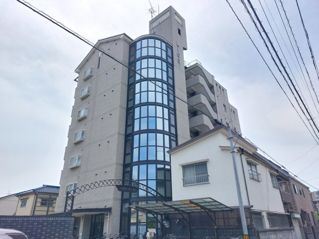 【松山市高砂町のマンションの建物外観】