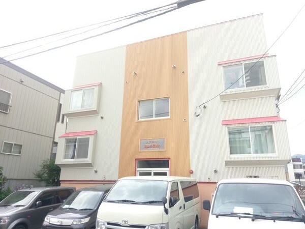 札幌市中央区南九条西のアパートの建物外観
